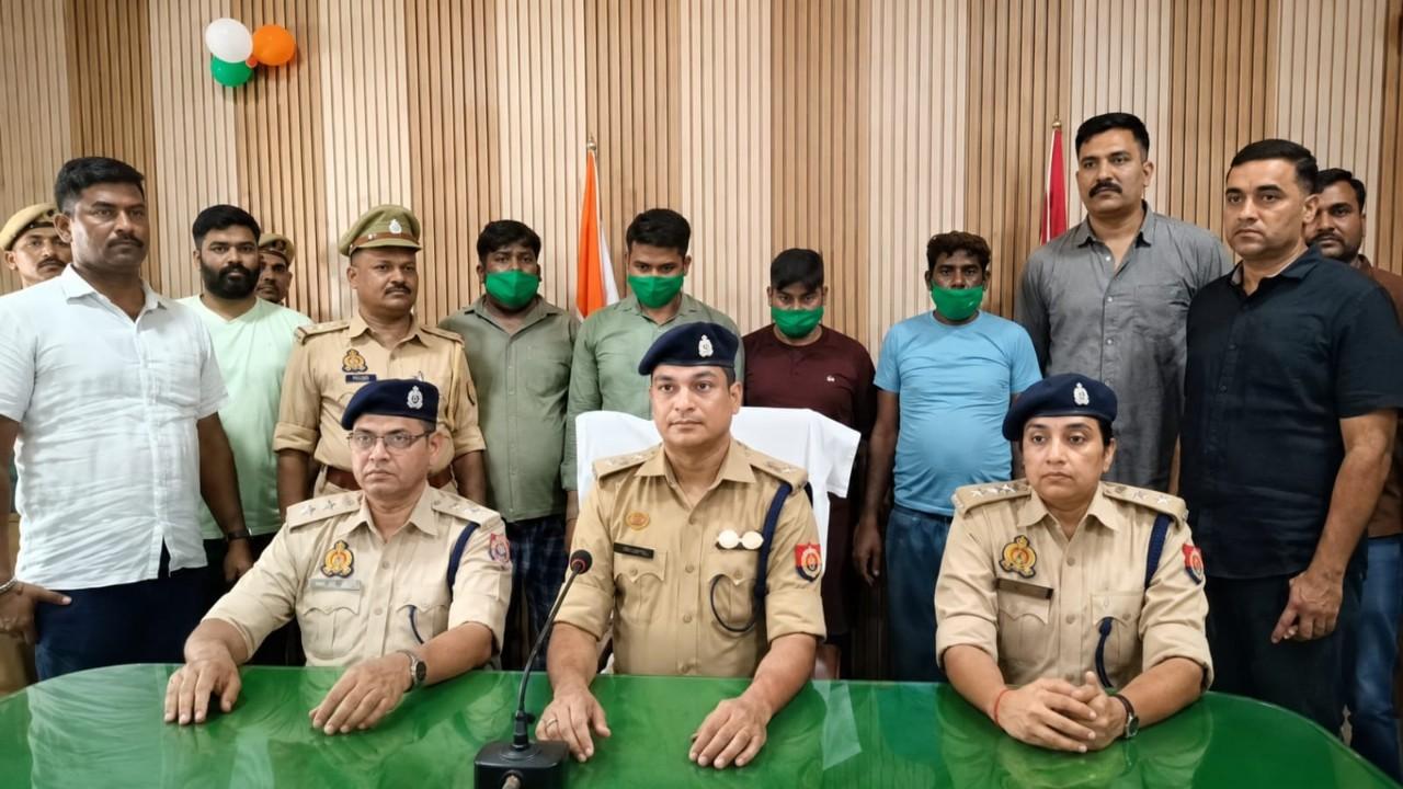 पुलिस हिरासत में पकड़े गए आरोपी। Photo Credit: Hamirpur Police