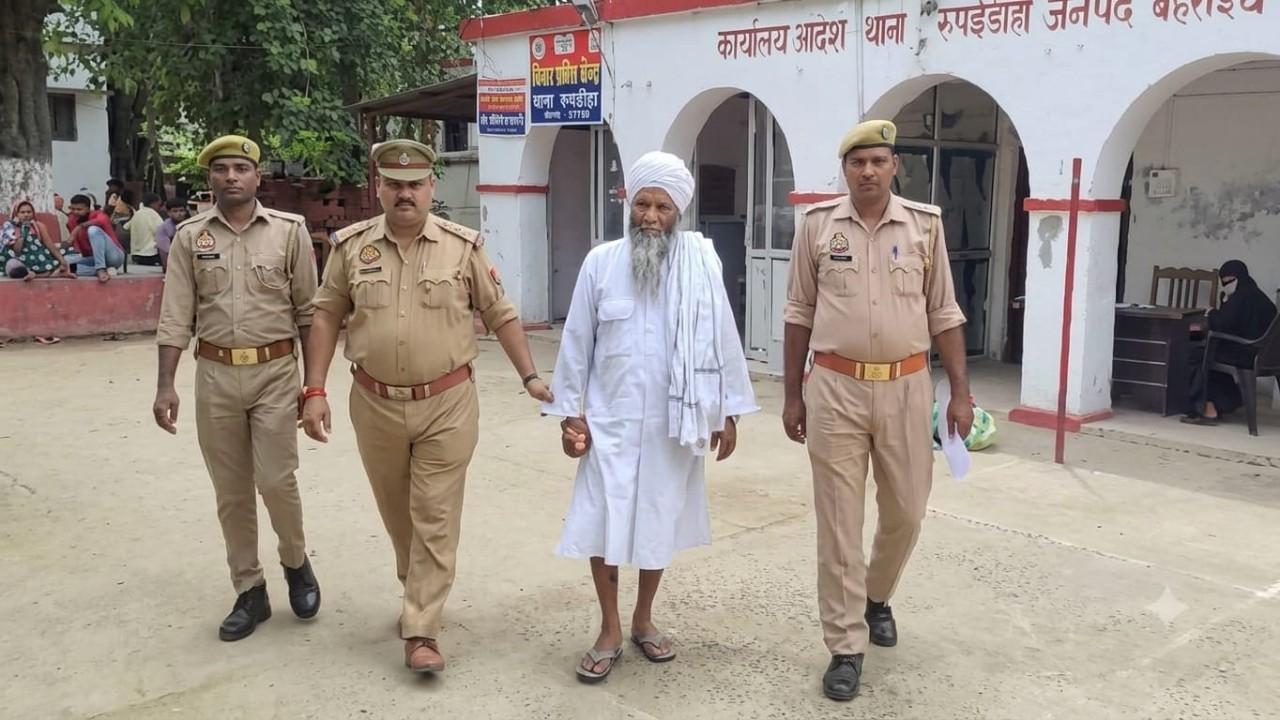 पुलिस हिरासत में जत्थेदार। Photo Credit: Social Media