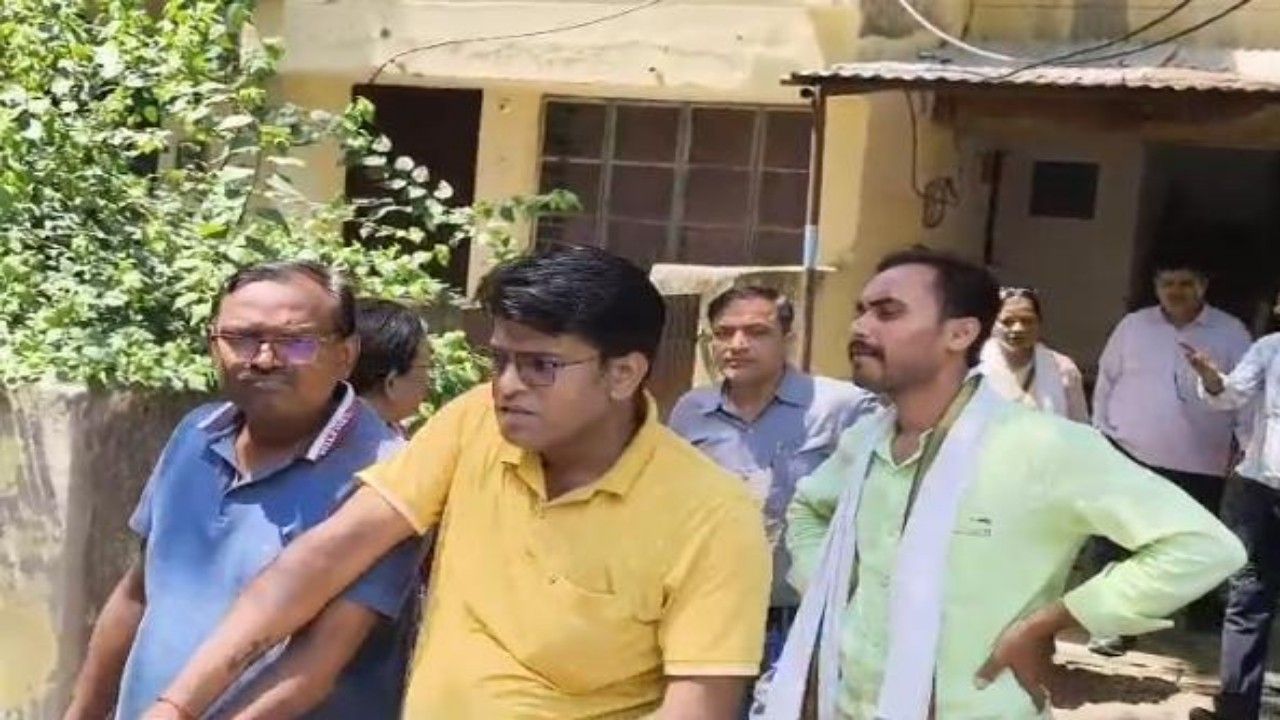  संजय सिंह   को पकड़कर ले जाती एंटी करप्शन की टीम   Photo credit social media
