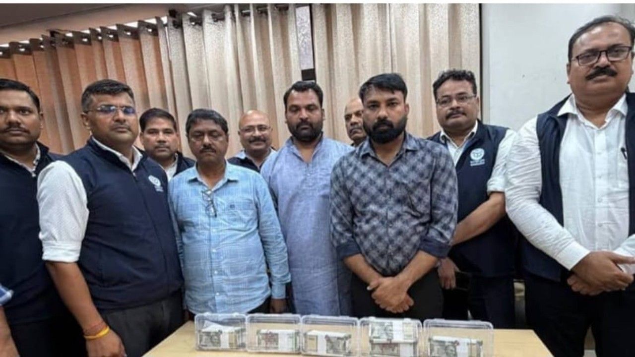 पकडे़ गए आरोपियों के साथ विजिलेंस टीम। (Photo Credit : Social Media)