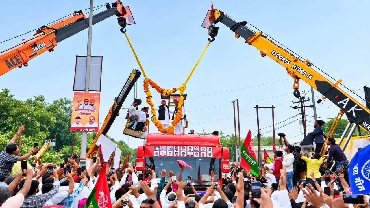 बुलडोजर और क्रेन से अखिलेश के पीडीए रथ का स्वागत करते कार्यकर्ता, Photo Credit : Social Media