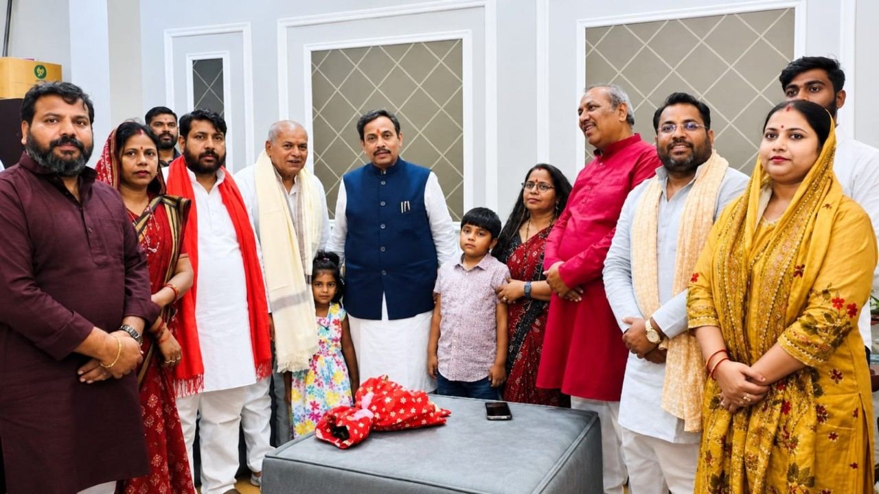 vinod tawde at sanjay nishad home