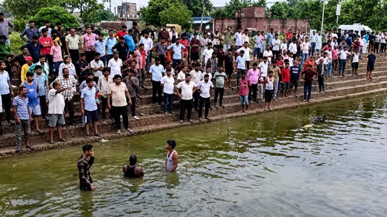 तालाब किनारे लगी भीड़, शव तलाशते गोताखोर,Poto Credit :Social Media