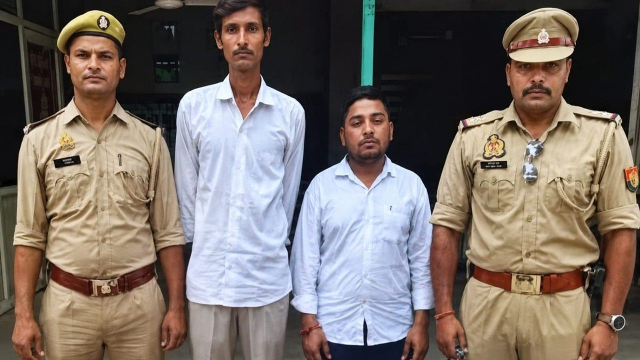 पुलिस हिरासत में पकड़े गए आरोपी। Photo Credit: Social Media