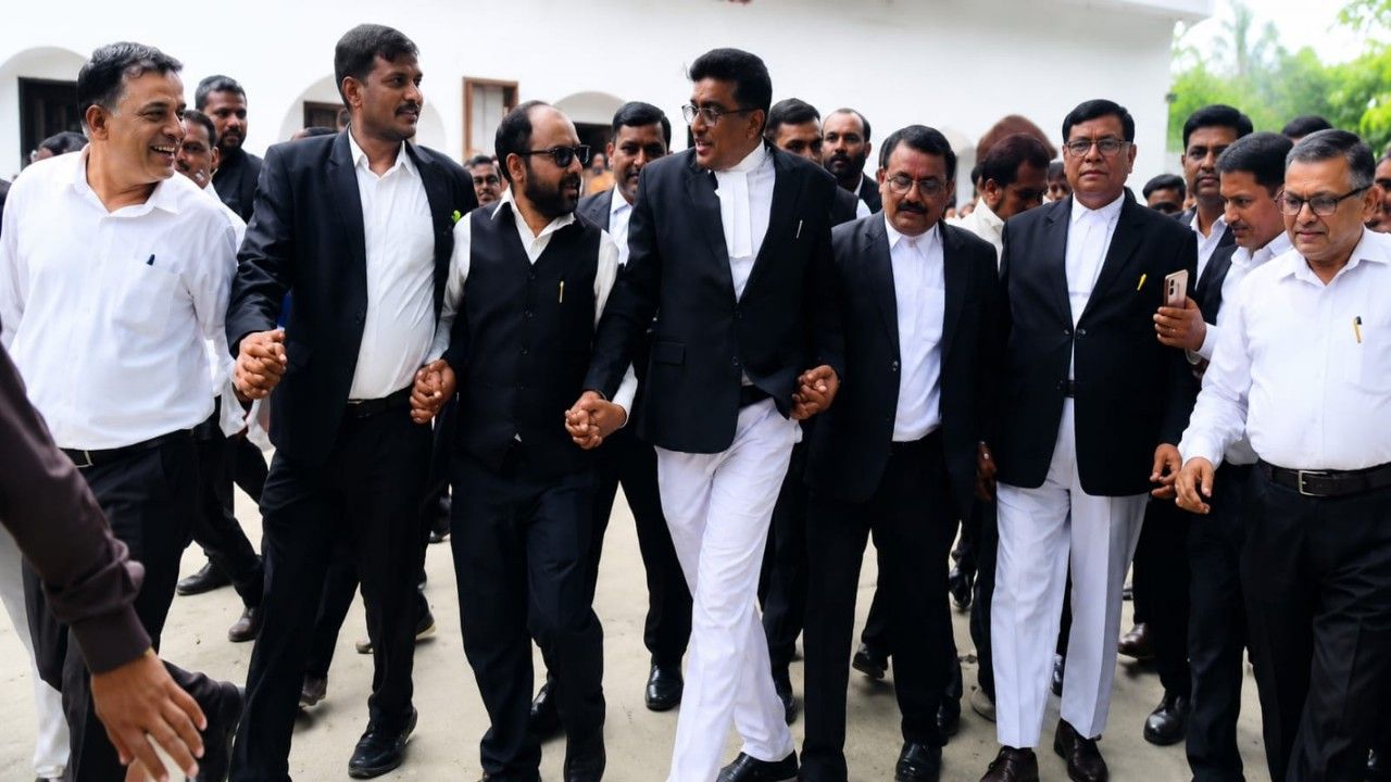 प्रदर्शन करने जाते अधिवक्ता। Photo Credit Social Media