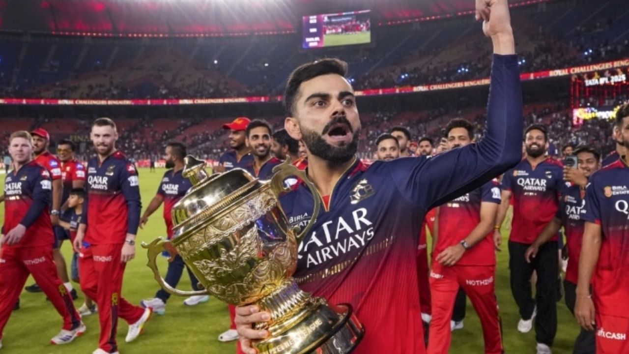 Virat Kohli with the IPL trophy.