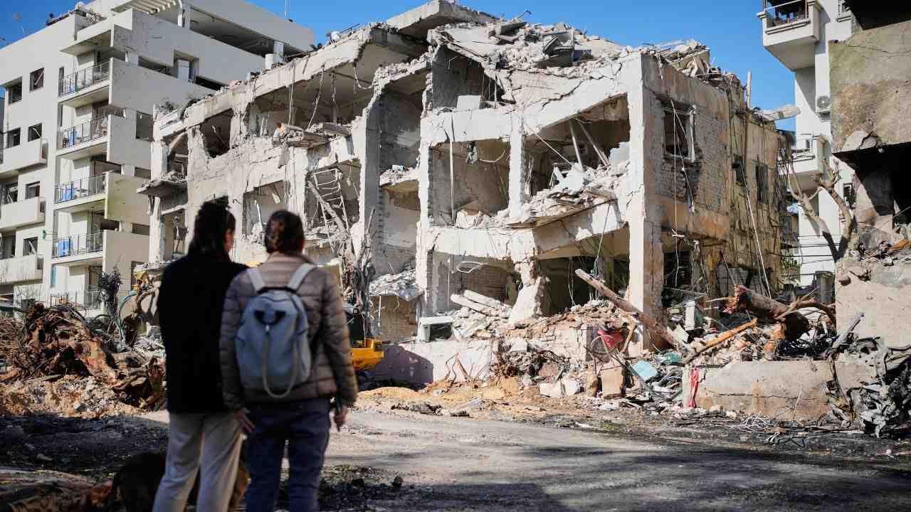 हमले में ध्वस्त हुई बिल्डिंग । Photo Credit: PTI