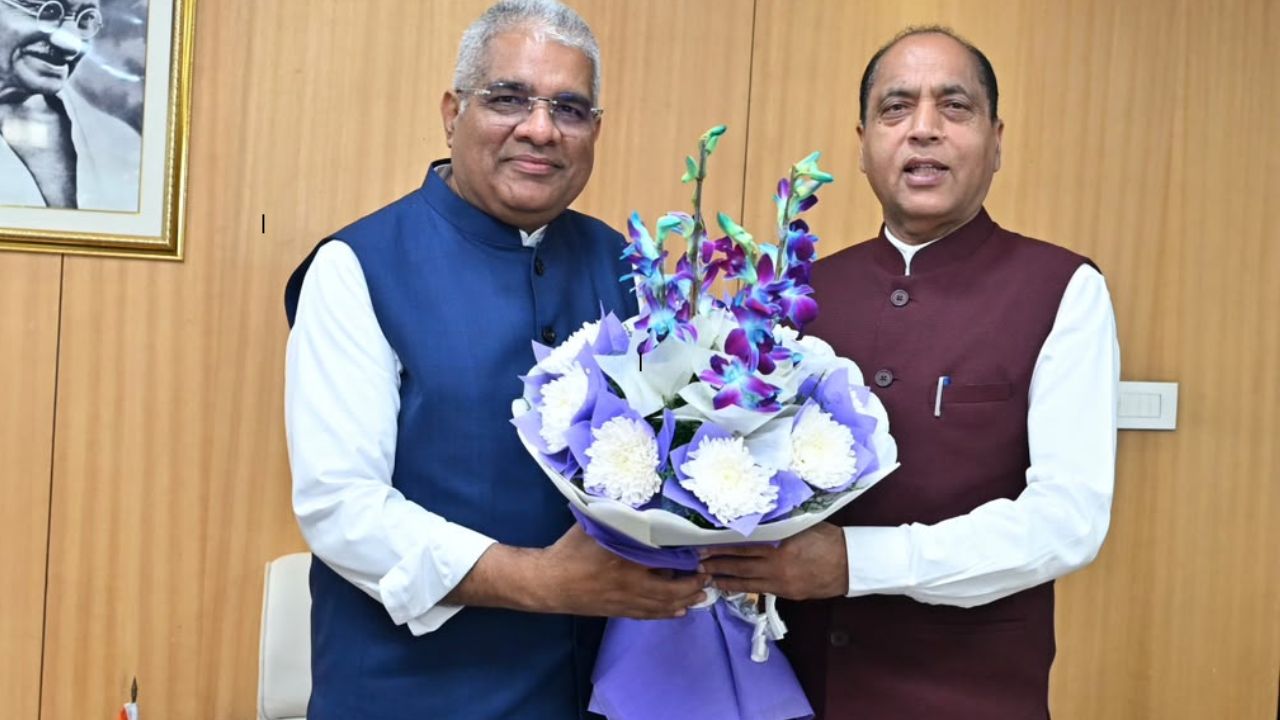 केंद्रीय मंत्री भूपेन्द्र से मुलाक़ात करते नेता प्रतिपक्ष जयराम ठाकुर, Pic Credit-HP BJP