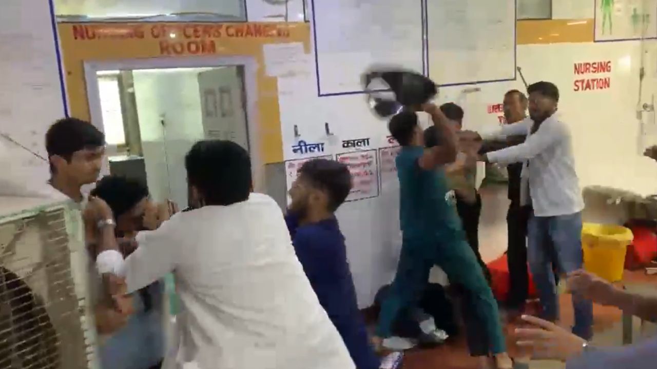 jalaun medical college junior doctor