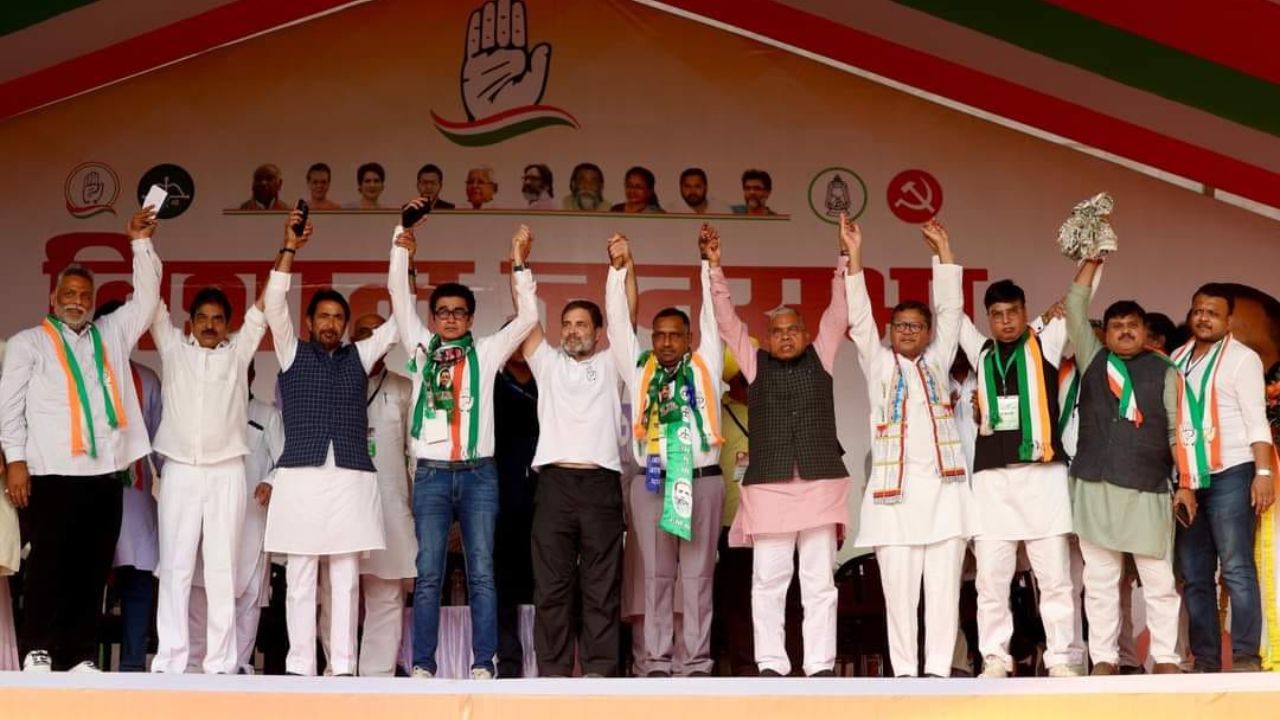 झारखंड में चुनावी सभा में राजनेता।