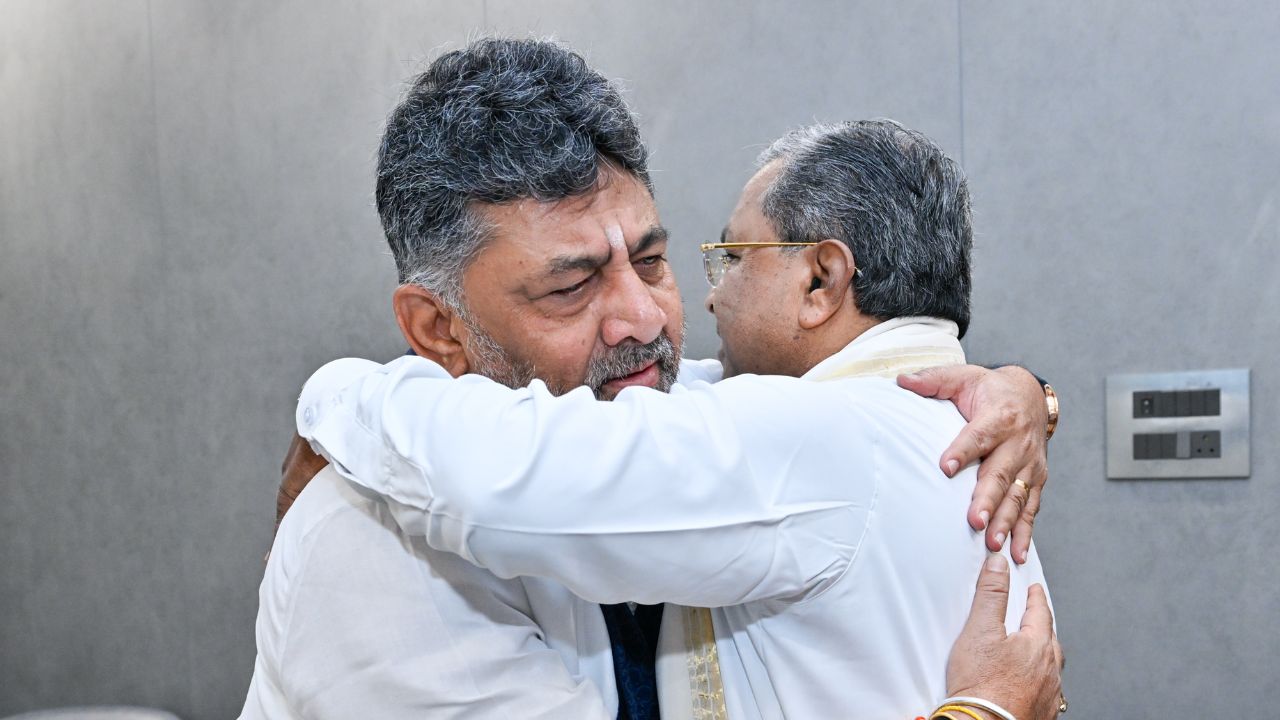 dk shivkumar meets siddaramaiah