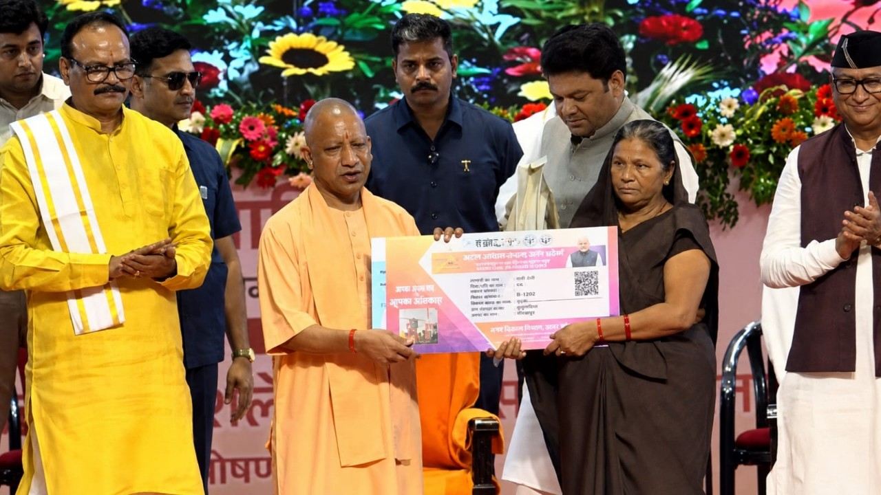 रसोईयों को प्रतीकात्मक चेक व चिकित्सा कार्ड देते योगी आदित्यनाथ, Photo Credit : Social Media