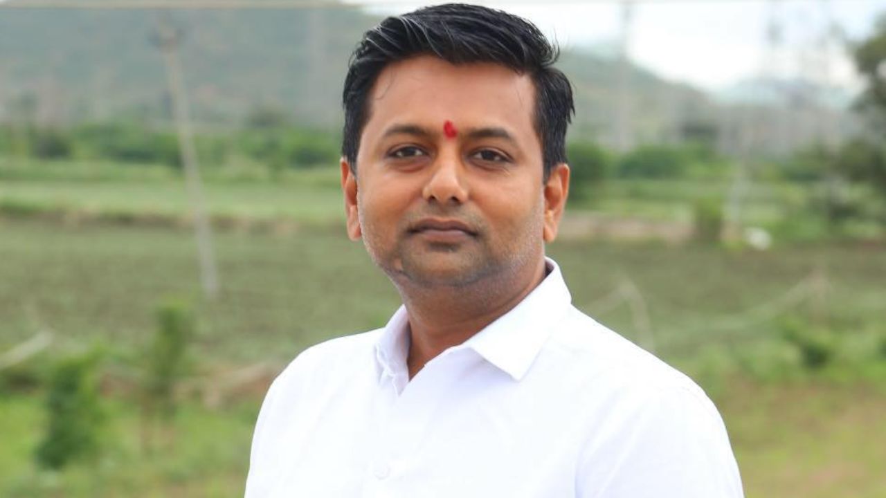 केसी वीरेंद्र । Photo Credit: Facebook/Kc veerendra puppy JDS Chitradurga 