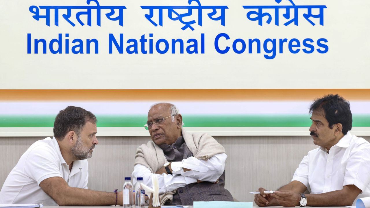 राहुल गांधी, मल्लिकार्जुन खड़गे और केसी वेणुगोपाल कैंडीडेट्स के नाम पर सलाह करते हुए । Photo Credit: PTI