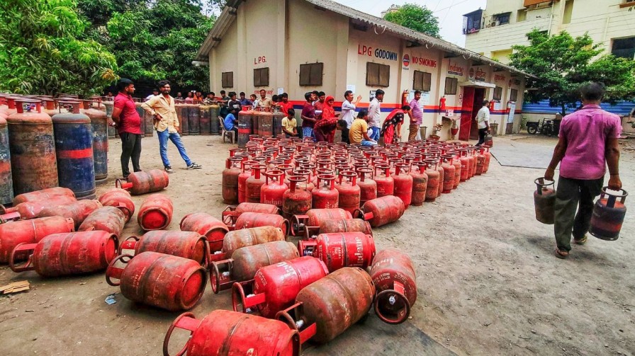 Ujjwala Yojana Now only 4 subsidized LPG available in a year