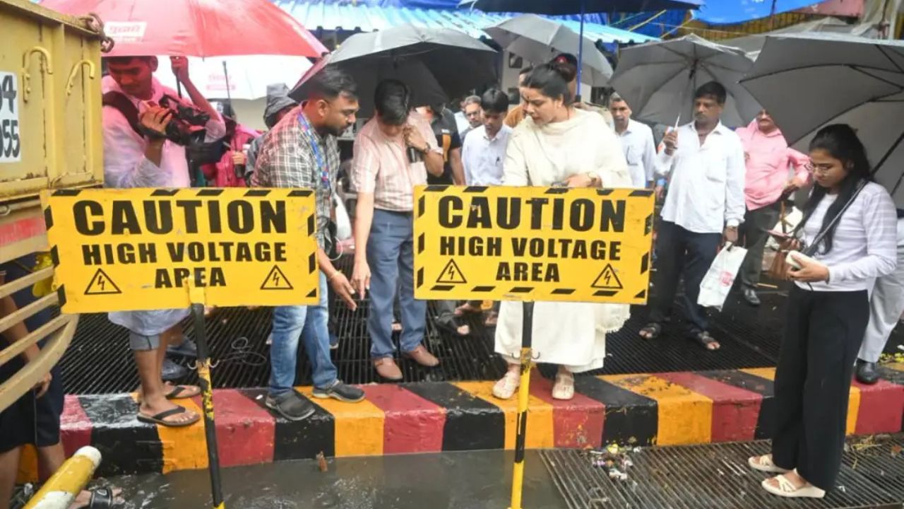 BMC worker falls into manhole in Front of Mayor
