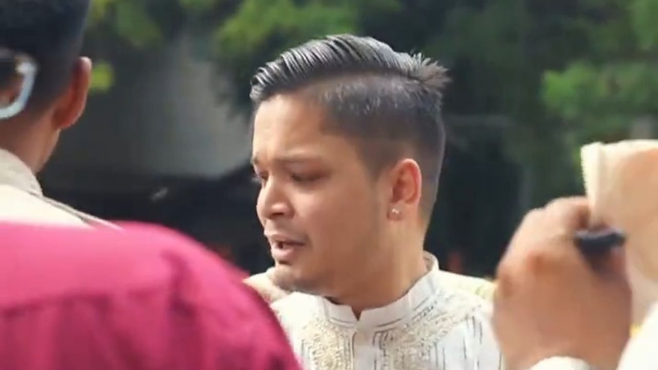 people surround Rajan Singh at Jantar Mantar who built PM Modi temple