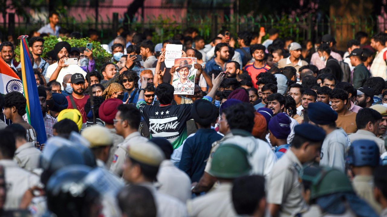 Abhijeet Dipke claims policemen came to Jantar Mantar in support of students