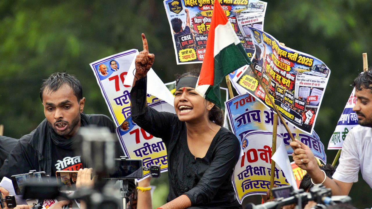 Patna Students protesting against Police SI Recruitment BPSC 70th examination
