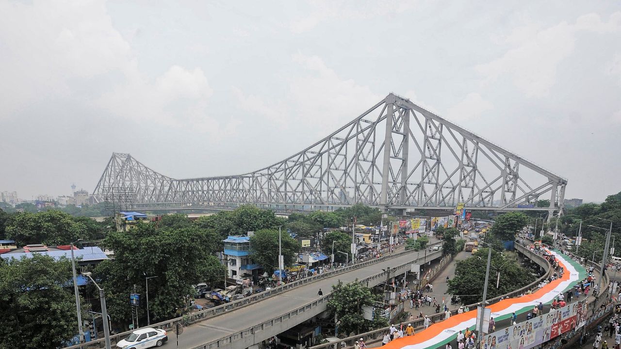Kolkata Drunks molest woman and thrash friend after protest over road blockade