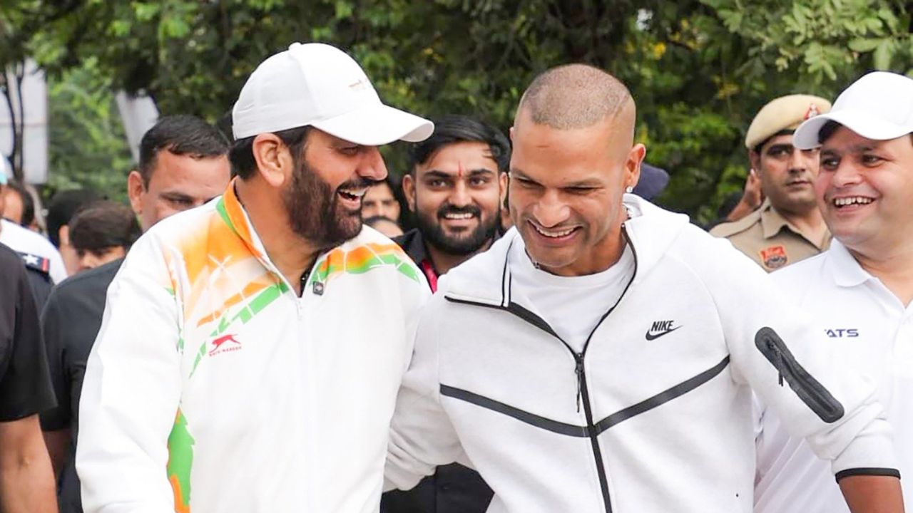 CM Nayab Singh Saini and Shikhar Dhawan flag of Faridabad Namo Half Marathon