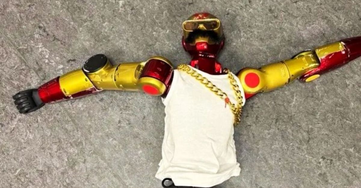 Accused robot रोबोट