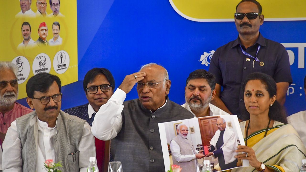 Mallikarjuna Kharge issuing MVA Manifesto