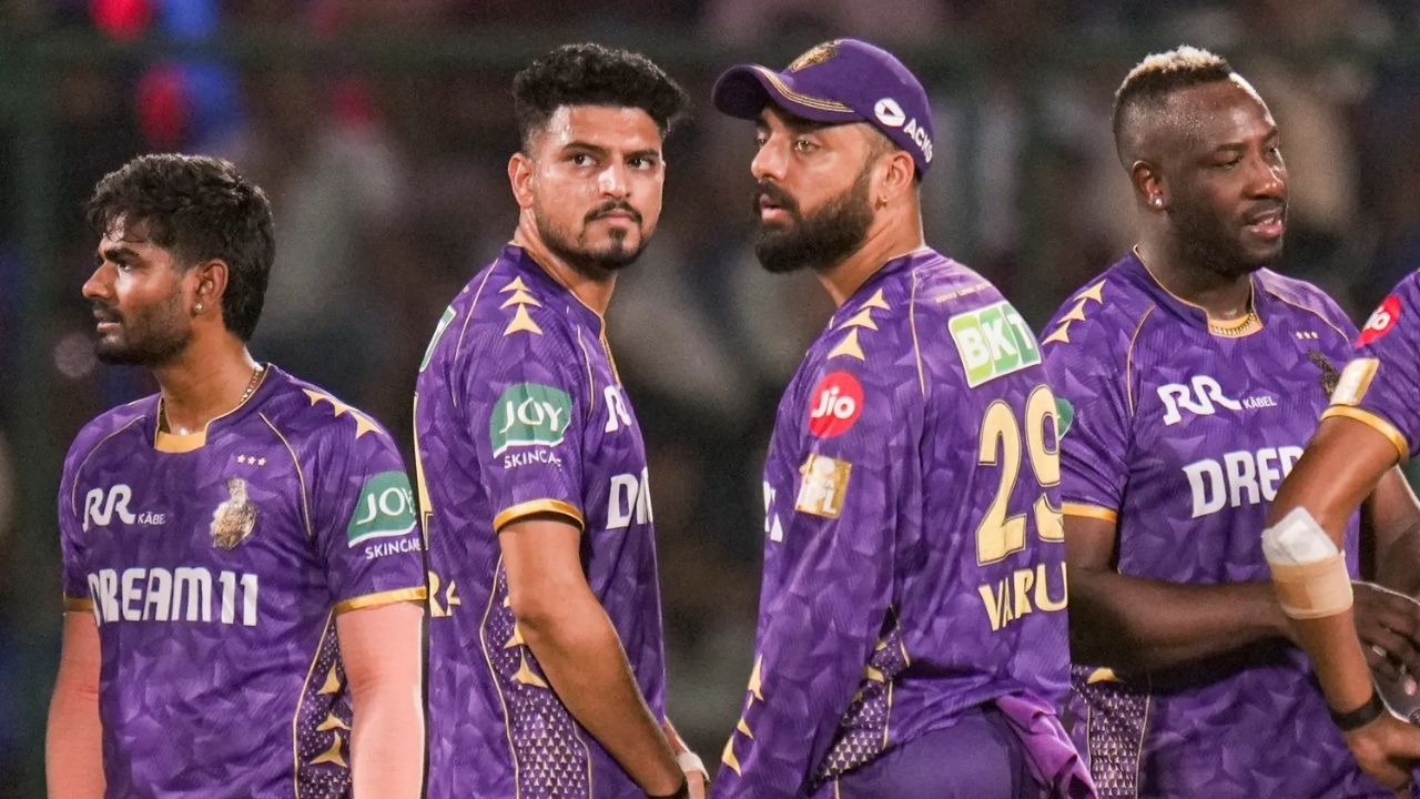 Vaibhav Arora with other players । Photo Credit: PTI