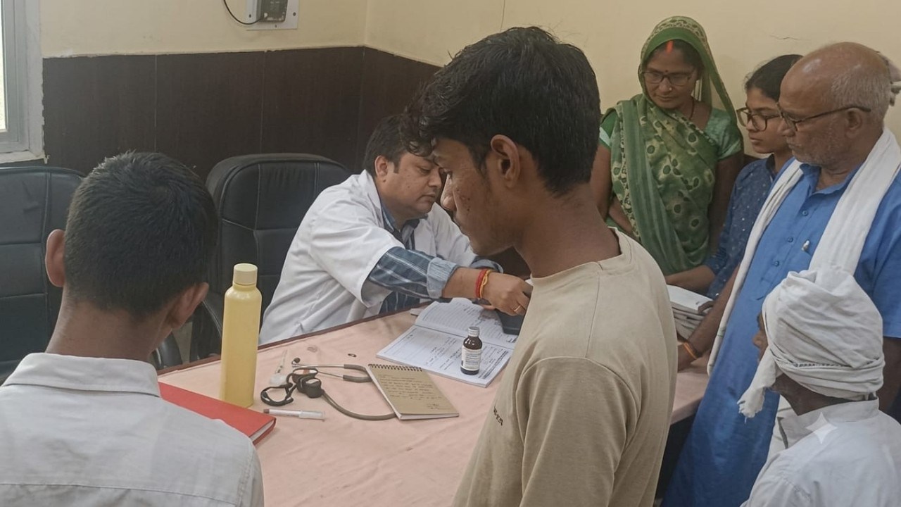 लालगंज सीएचसी में इलाज कराने पहुंचे मरीज, Photo Credit  : Social Media