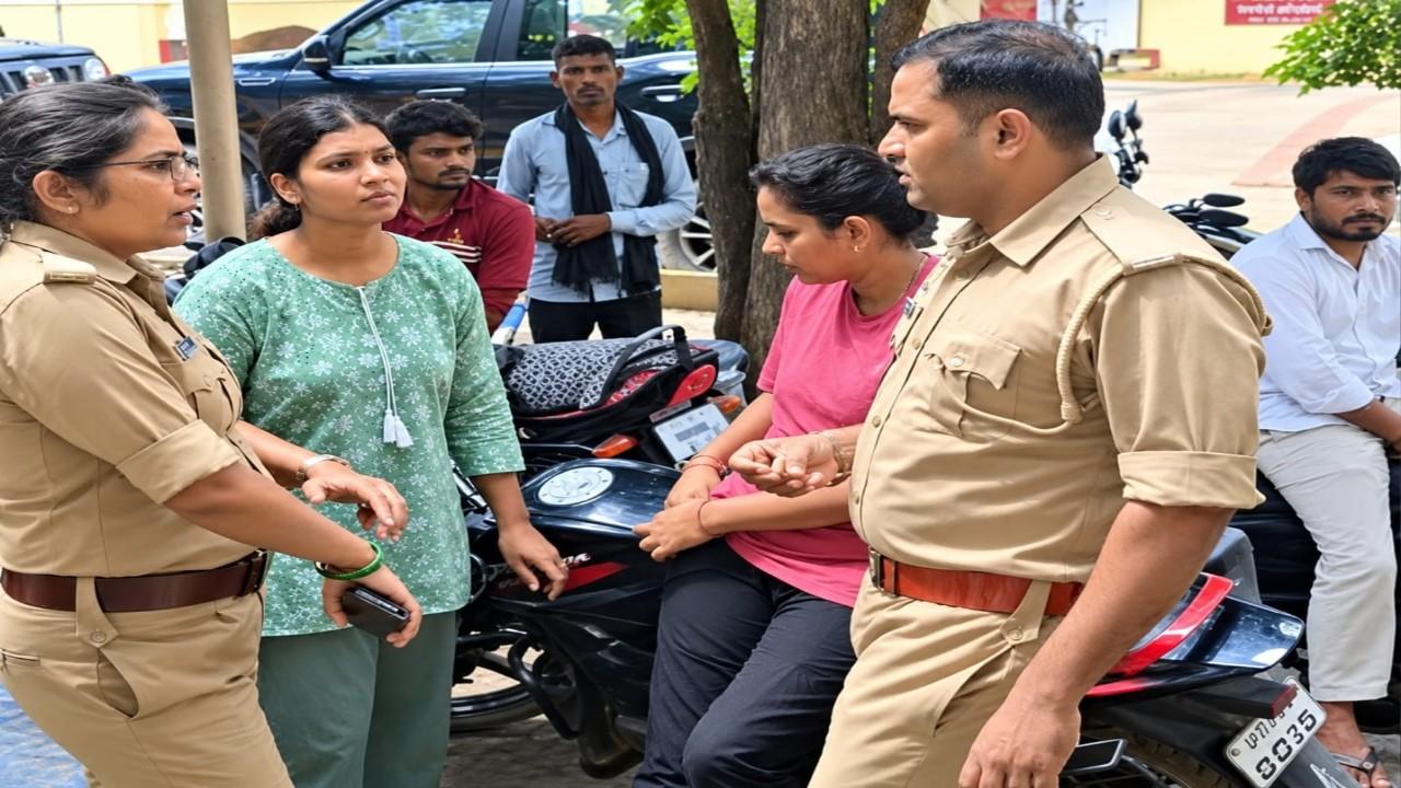 घटना की जानकारी देती साथी महिला सिपाही। Photo Credit: Social Media