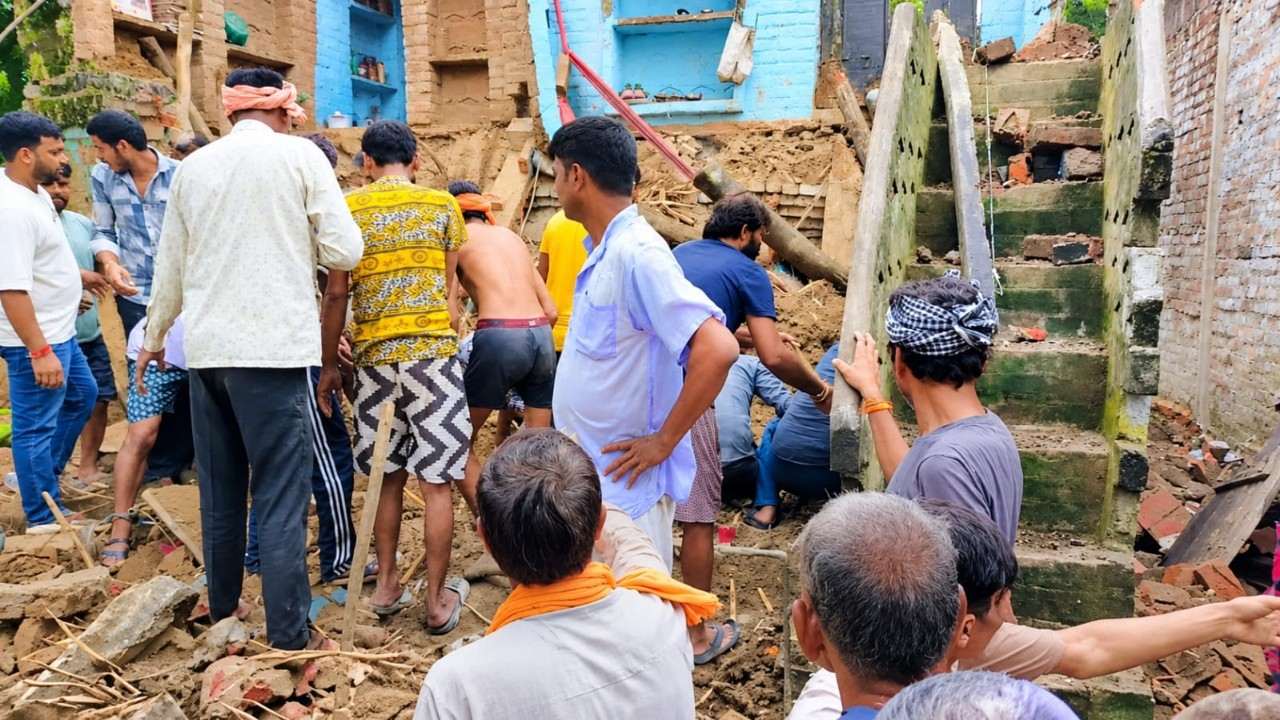 मलबे में दबे लोगों को निकालते का प्रयास करते ग्रामीण, Photo Credit : Social Media