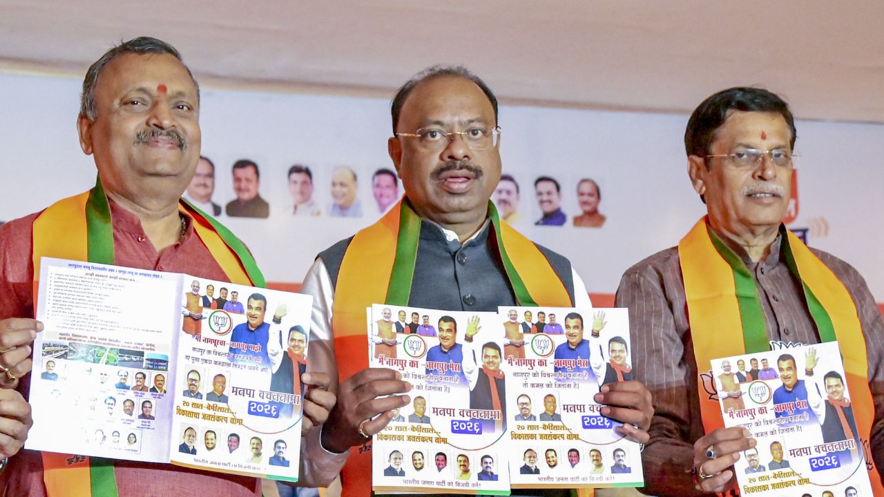 बीजेपी अध्यक्ष दयाशंकर तिवारी के साथ अन्य नेता । Photo Credit: PTI