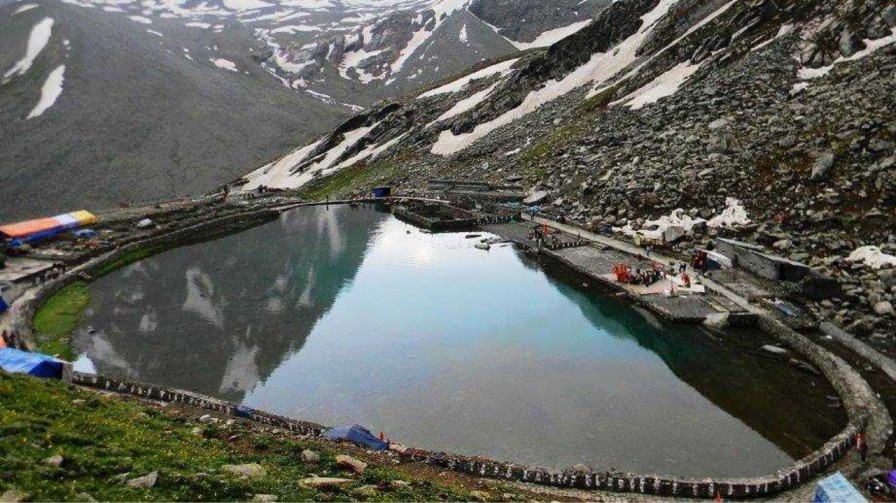 manimahesh lake