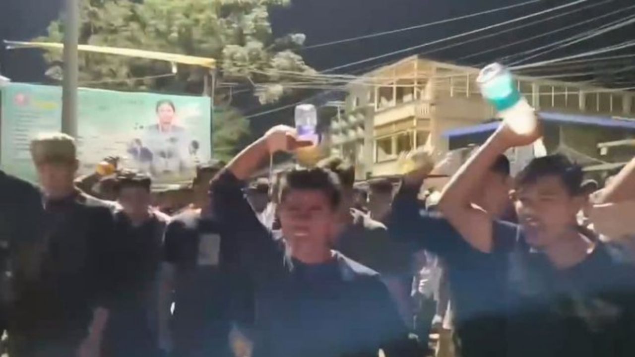 खुद के ऊपर पेट्रोल डालते प्रदर्शनकारी । Photo Credit: Video Grab/X