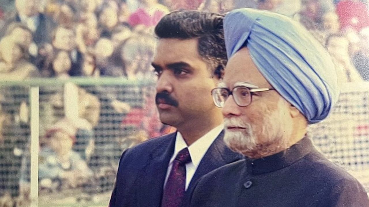 Manmohan singh and his former body gurard asim arun : Social Media :  @asim_arun