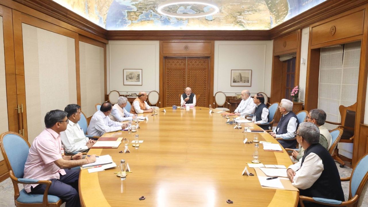 पीएम मोदी मीटिंग करते हुए । Photo Credit: Social Media