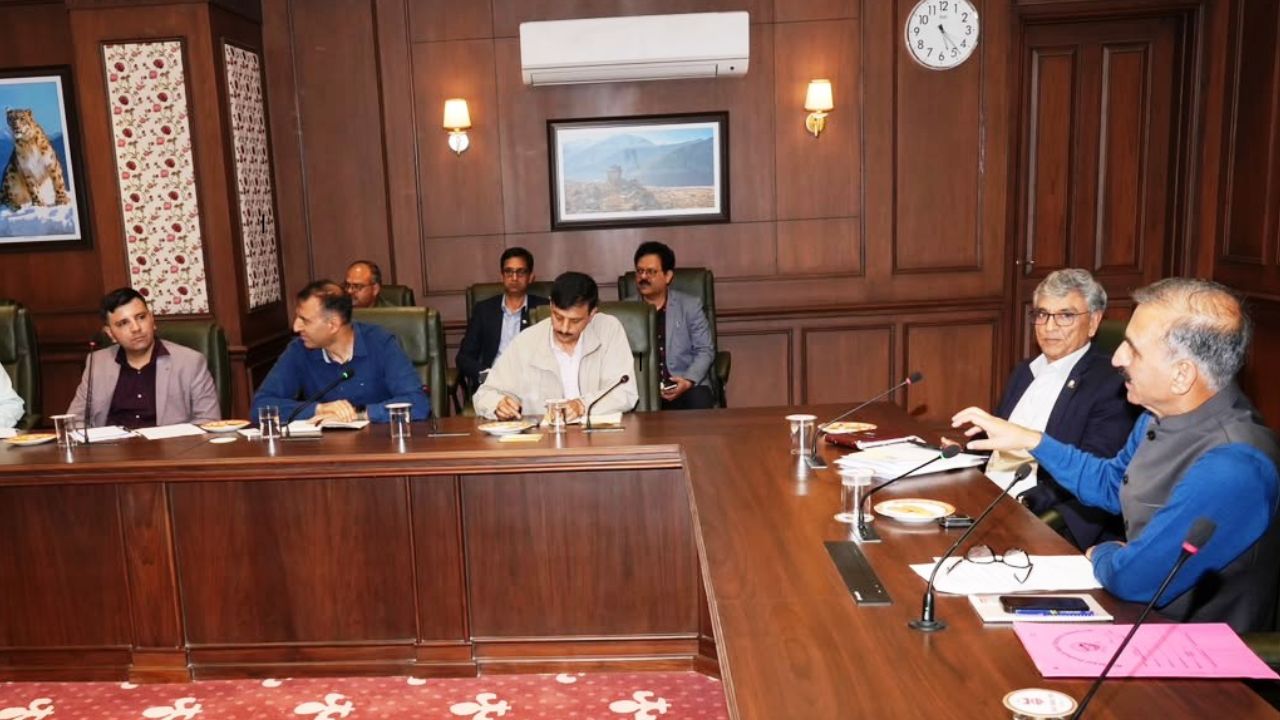 शिमला में अधिकारियों के साथ बैठक करते सीएम सुक्खू, Photo Credit-DPR Shimla