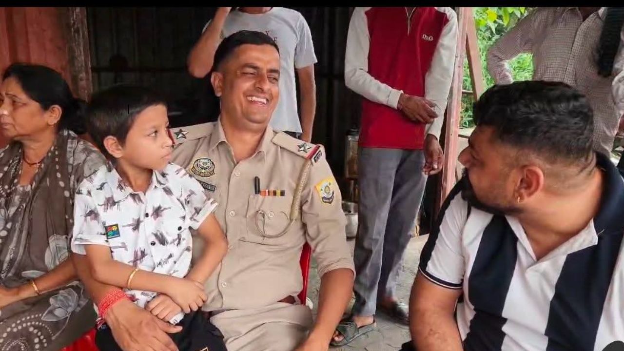 ढाबे पर छूटा बच्चा पुलिस अधिकारी के संरक्षण में, Photo Credit-Social Media 