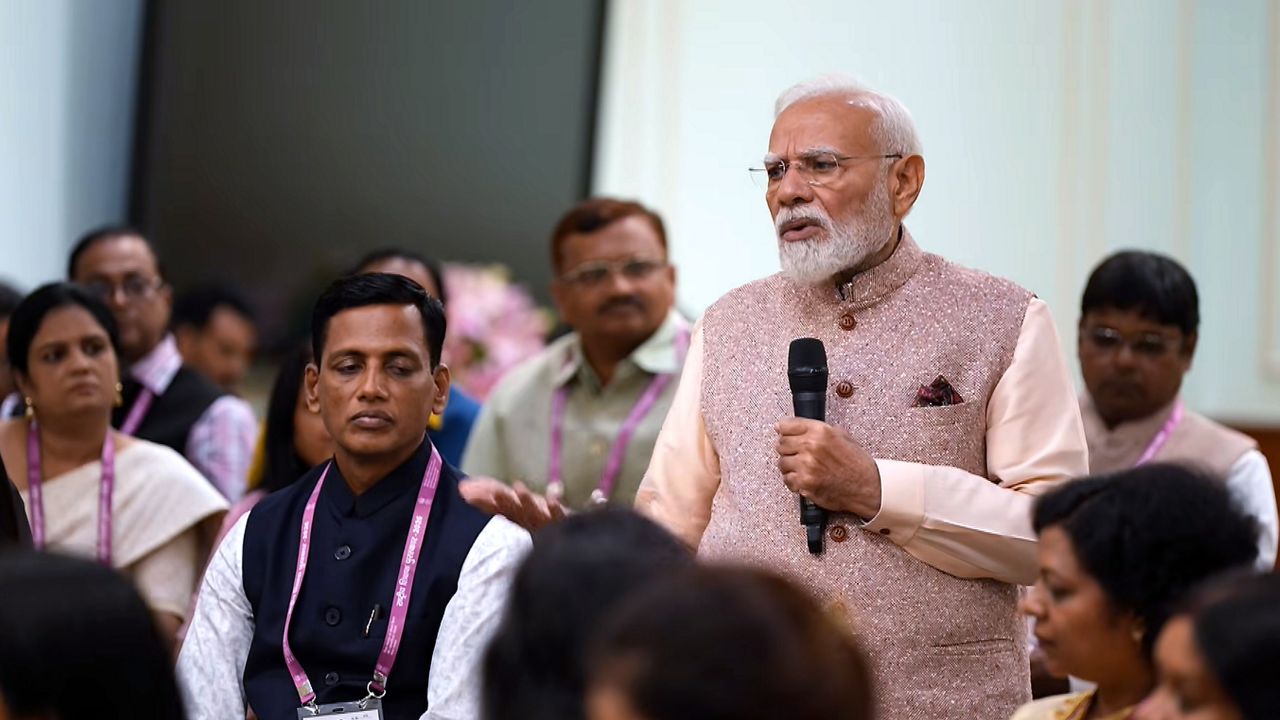 pm modi with teachers