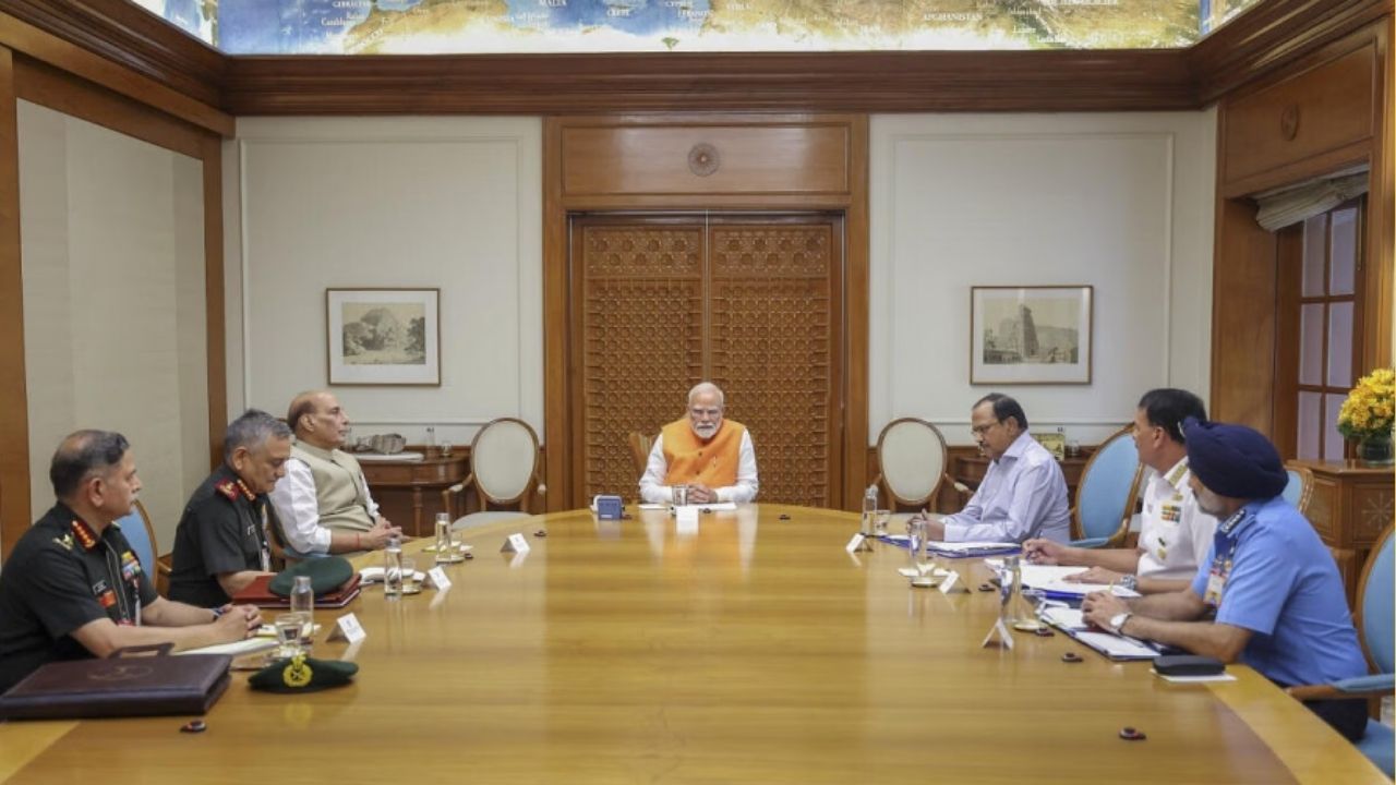 PM Modi having meeting । Photo Credit: PTI
