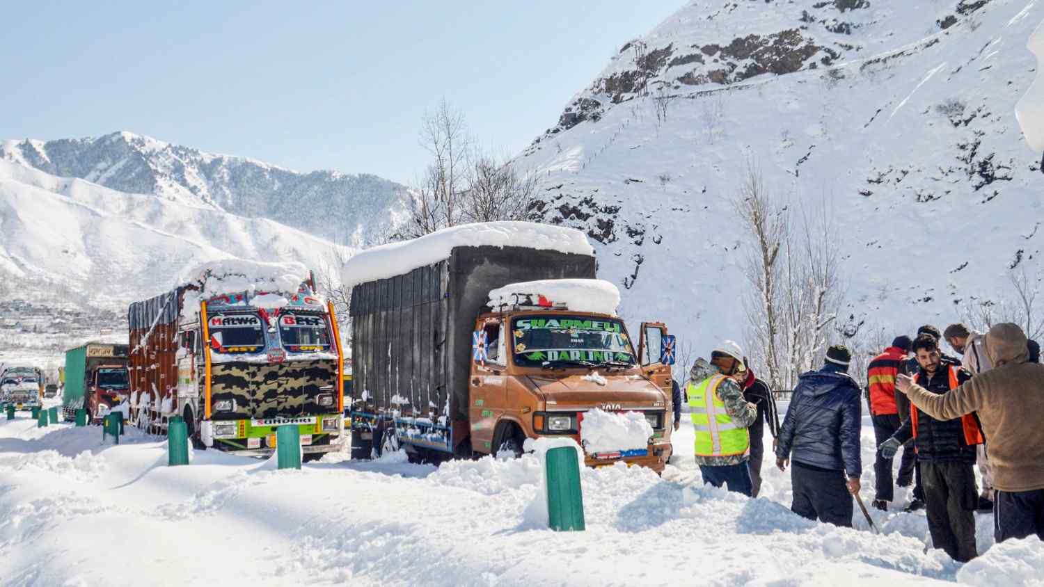 Snowfall in Banihal, Jammu-Srinagar NH