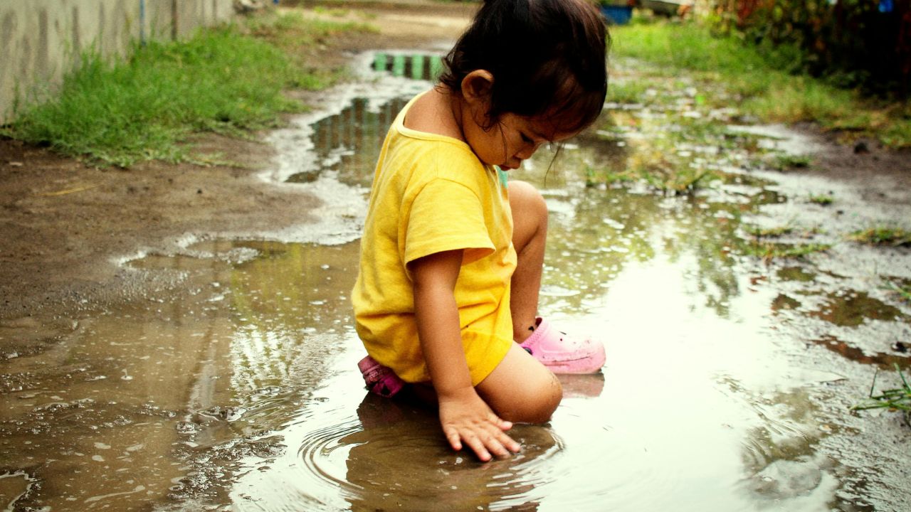 Playing in dirt helps strengthen kids immune systems