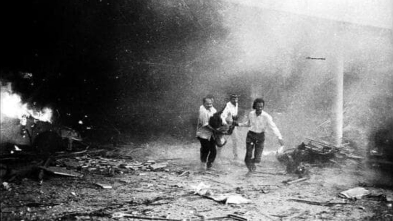 Scene after serial bomb blasts of mumbai in year 1993