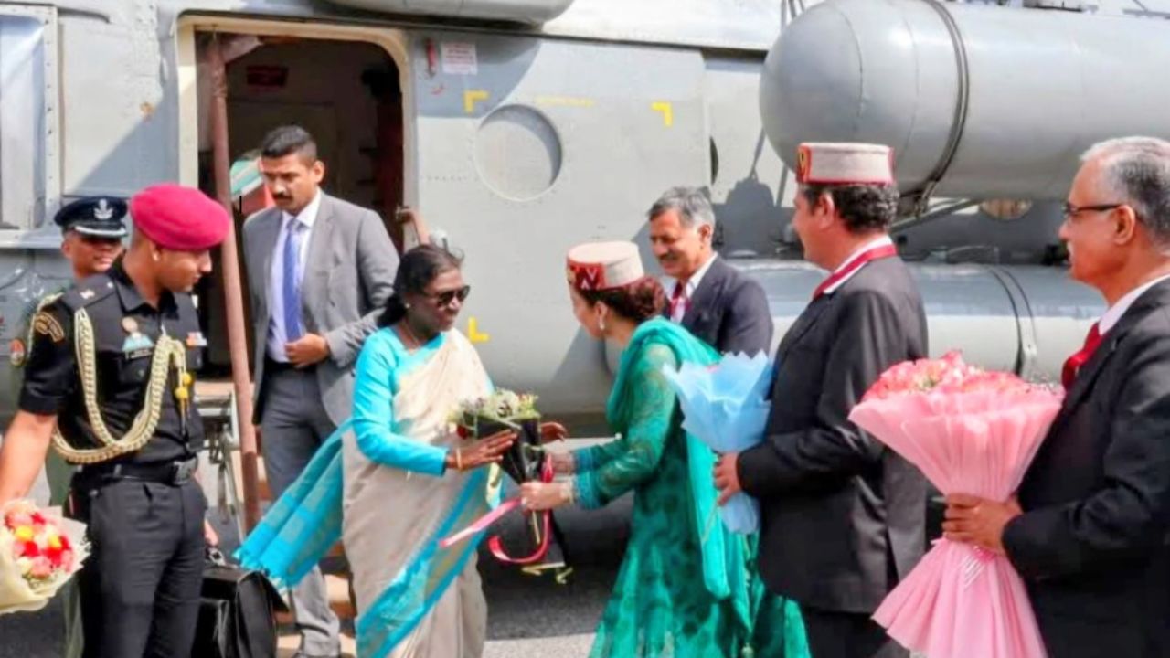 मनाली में अभिवादन स्वीकार करतीं राष्ट्रपति मुर्मू, Photo Credit-KG