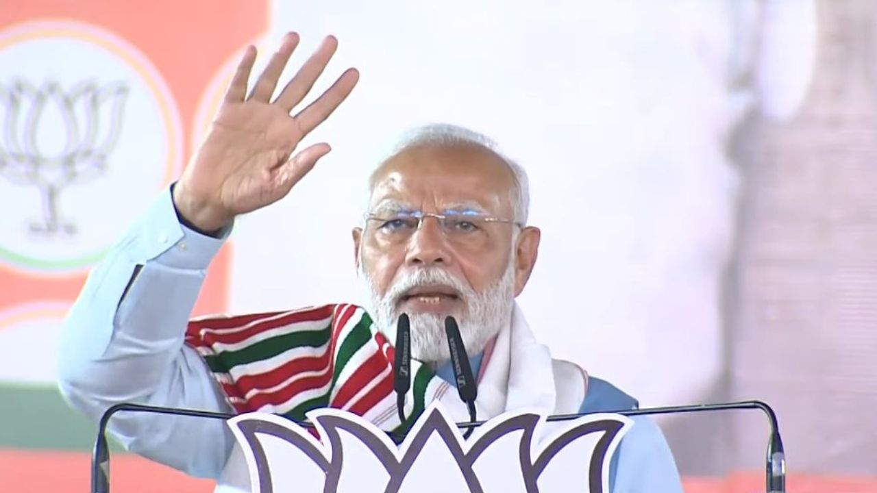 झारखंड के गुमला में जनसभा को संबोधित करते प्रधानमंत्री नरेंद्र मोदी। (तस्वीर- PTI)