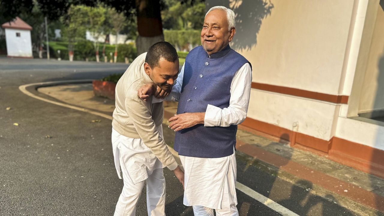 नीतीश कुमार और उनके बेटे निशांत कुमार । Photo Credit: PTI