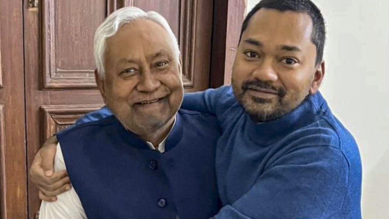 नीतीश कुमार और निशांत कुमार । Photo Credit: PTI