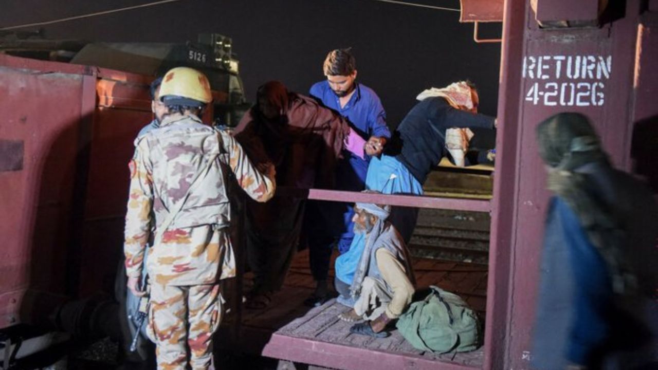 pakistan train hijack 