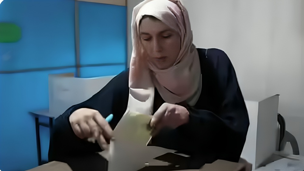 वोट डालती हुई महिला । Photo Credit: Screengrab