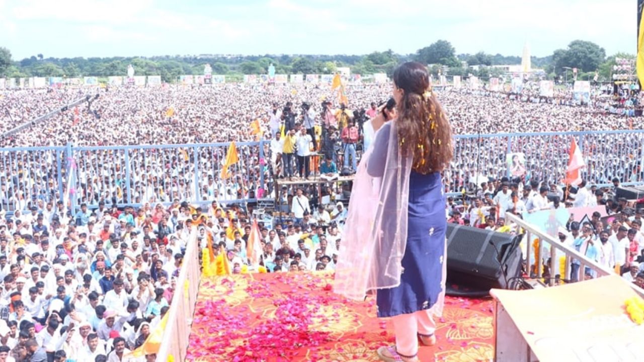 एक जनसभा में पंकजा मुंडे।